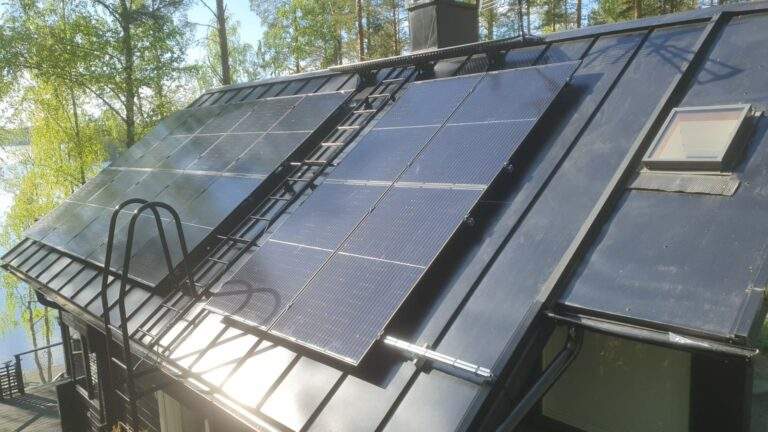 Aurinkopaneelit Omakotitaloon: Tehokasta ja Kestävää Energiaa