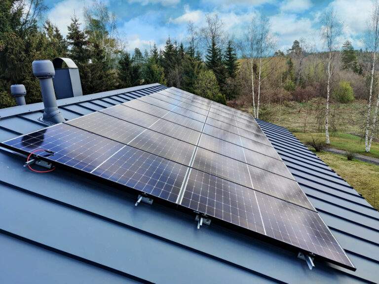 Aurinkopaneelit katolle: Kattava opas asennukseen ja hyötyihin